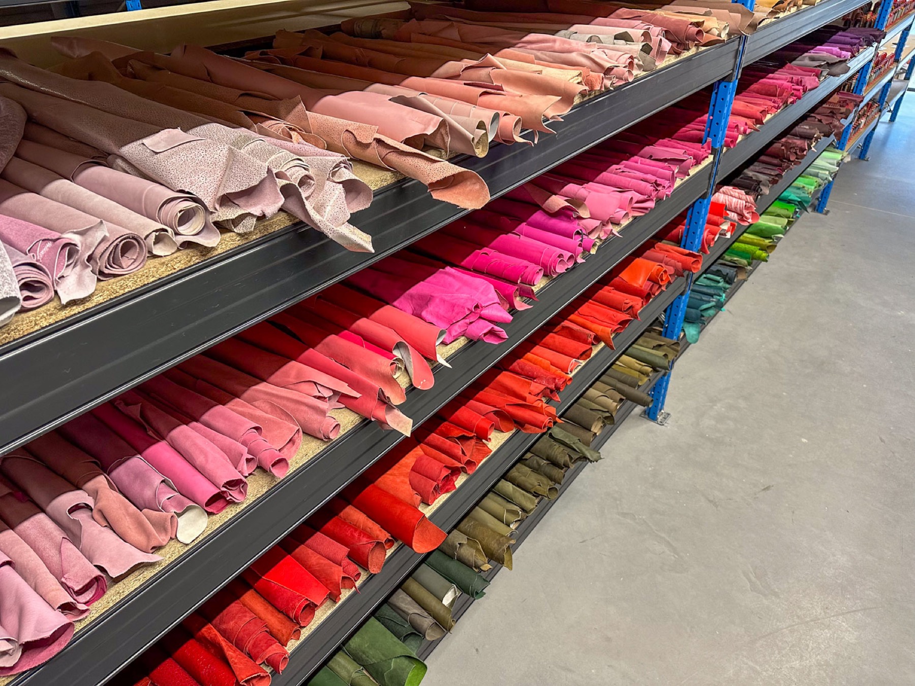 Roze en rode leersoorten op de schappen